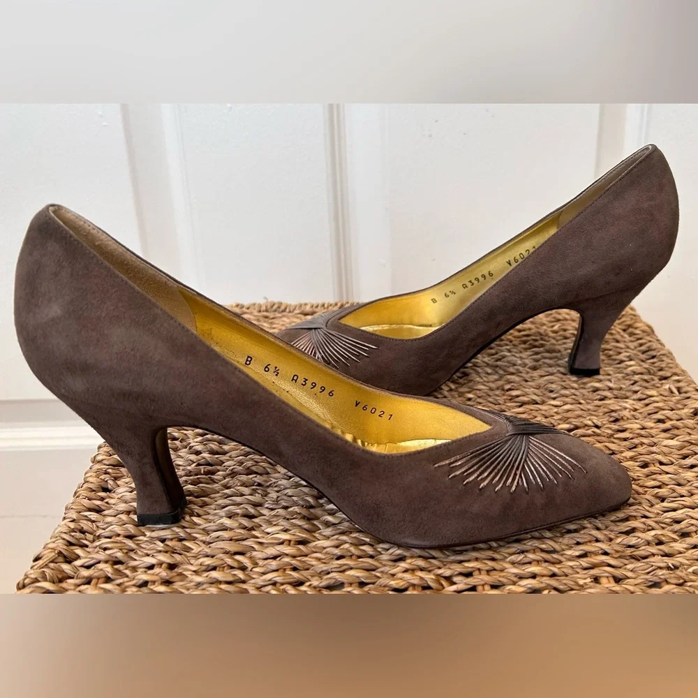 Bruno Magli‎ Suede Mid-Size Heel Pumps Size 6.5